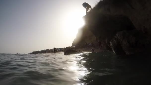 Chłopiec Skaczący Skały Plaży Zachodzie Słońca Zwolniony Ruch — Wideo stockowe