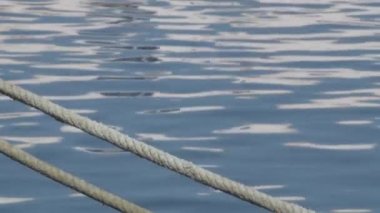 Güneşli bir günde limana bağlı halatlar