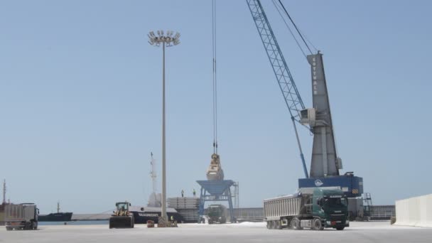 Pelles Excavatrice Machine Dépôt Sable Camions Transportant Dans Port — Video