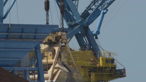 Pelles Excavatrice Machine Dans Navire Industriel Sable Mouvement — Video