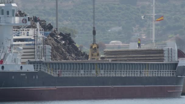 Máquina Escavadora Pás Navio Industrial Movendo Areia Porto Marítimo — Vídeo de Stock