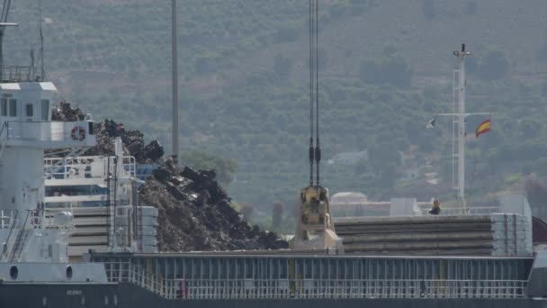 Máquina Escavadora Pás Grande Navio Movendo Areia Porto Marítimo — Vídeo de Stock