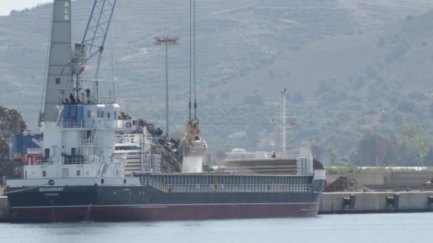 Máquina Escavadora Pás Navio Industrial Movendo Areia Porto Industrial — Vídeo de Stock
