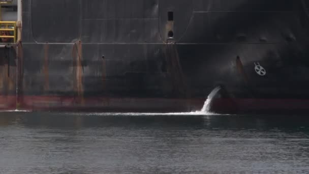 Pont Navire Industriel Avec Symbole Radioactivité Versant Liquide Dans Mer — Video