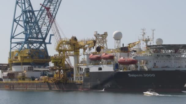 大きなクレーンで港に係留された大きな船 — ストック動画