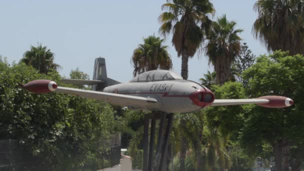Antiguo Avión Militar Expuesto Como Monumento Una Ciudad Motril España — Vídeo de stock