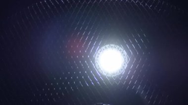 Işığın önünden geçen pervaneler titreşiyor