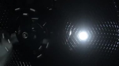 Pervane pervaneleri odak ışığının önünde ızgarayla duruyor