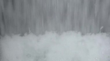 Şelaleye düşen su, zorla kırılıyor.