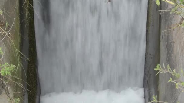 水在梯形瀑布中倾泻 并在农业沟渠中猛烈冲破 — 图库视频影像
