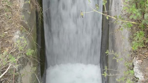 Agua Cayendo Cascada Con Fuerza Una Zanja Agrícola — Vídeo de stock