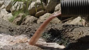 Kanalizasyon borularından dökülen kanalizasyon.