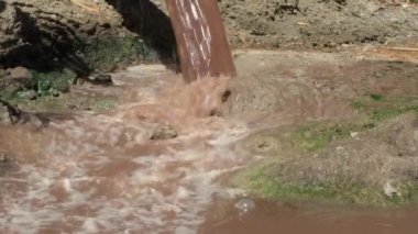 Nehrin ağzına dökülen kanalizasyon seli