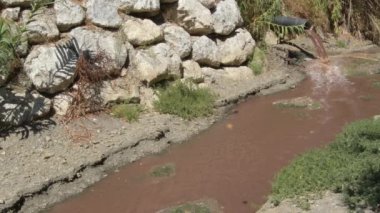 Nehrin ağzında kanalizasyon fışkıran bir toplayıcı.