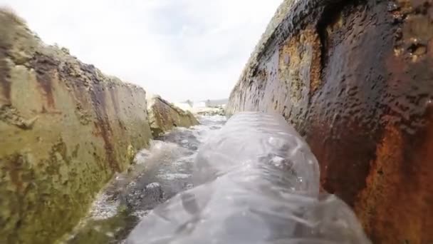 Kanalında Plastik Şişe — Stok video