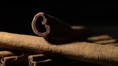 Siyah fırında dönen sinamon çubukları