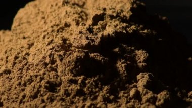 Toz tarçın dağı dönüyor