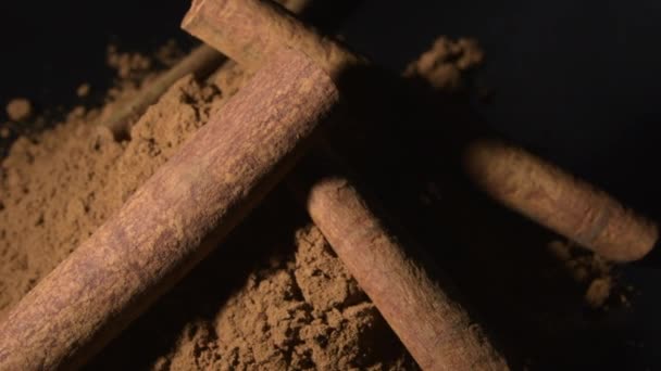 Sticks and powder cinnamon pile rotating, food spice — Stock Footage Sticks Powder Cinnamon Pile Rotating Food Spice Stock Footage