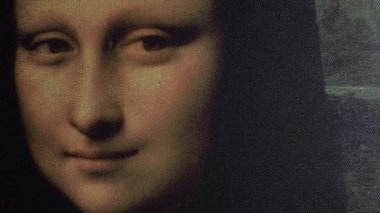 Gioconda 'nın yüzü Mona Lisa mumların arasında aydınlandı ve siyaha döndü.