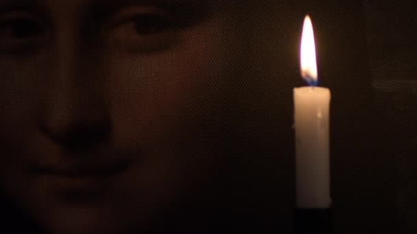 Gesicht Von Gioconda Mona Lisa Mit Einer Kerze Beleuchtet — Stockvideo