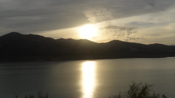 Sonne Berg Bei Sonnenuntergang Spiegelt Sich Einem See — Stockvideo