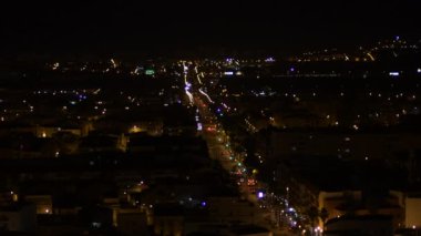 Gece bir şehrin caddesinde araba trafiği