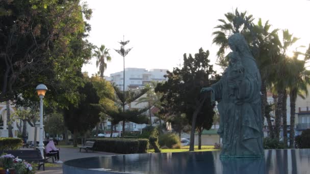 Statue Une Vierge Promenade Avec Des Gens Marchant Coucher Soleil — Video