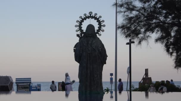 Silhouette Une Vierge Promenade Avec Des Gens Marchant Coucher Soleil — Video