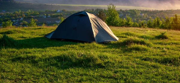 Tourist Tent Green Grass Sunrise — Stock Photo, Image