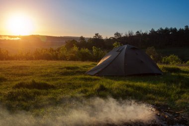 Gündoğumu yangın Yakındaki turistik çadırı.
