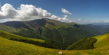 Güzel dağlar ve Karpatlar mavi gökyüzünde. Ukrayna.