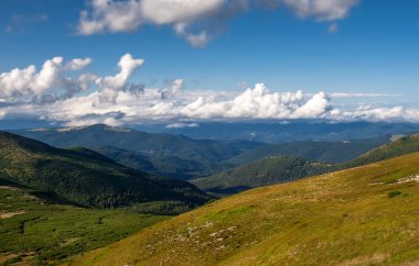Güzel dağlar ve Karpatlar mavi gökyüzünde. Ukrayna.