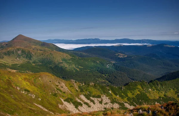 Красиві Гори Синє Небо Карпатах Україна — стокове фото