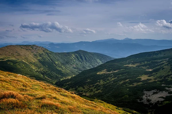 Bellissime montagne e cielo azzurro nei Carpazi. Ucraina . — Foto Stock