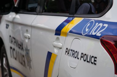 Khmelnitsky, Ukrayna - 3 Haziran 2018. Konvoy bisikletle eşlik gün tatil yeni polis araba