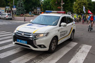 Khmelnitsky, Ukrayna - 3 Haziran 2018. Konvoy bisikletle eşlik gün tatil yeni polis araba