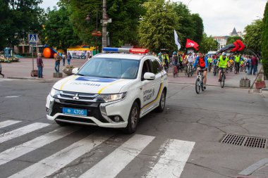 Khmelnitsky, Ukrayna - 3 Haziran 2018. Konvoy bisikletle eşlik gün tatil yeni polis araba