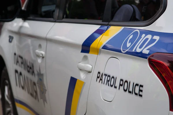 Khmelnitsky, Ukrayna - 3 Haziran 2018. Konvoy bisikletle eşlik gün tatil yeni polis araba