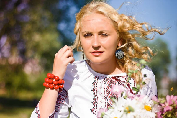 Vyshyvanok 游行中的穿着传统乌克兰服装的女孩 — 图库照片