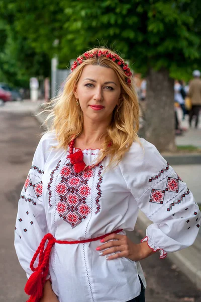 Flicka Traditionella Ukrainska Kläder Parad Vyshyvanok — Stockfoto