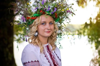 Güzel kız Ulusal Ukrayna nakış gömlek ve vahşi çiçek çelenk. Ivan Kupala Ukrayna'da tatil.