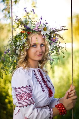 Güzel kız Ulusal Ukrayna nakış gömlek ve vahşi çiçek çelenk. Ivan Kupala Ukrayna'da tatil.