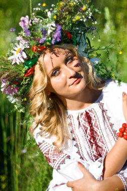 Güzel kız Ulusal Ukrayna nakış gömlek ve vahşi çiçek çelenk. Ivan Kupala Ukrayna'da tatil.