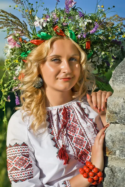 Vacker Flicka Nationella Ukrainska Broderi Skjorta Och Krans Vilda Blommor — Stockfoto