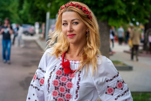Vyshyvanok 游行中的穿着传统乌克兰服装的女孩 — 图库照片