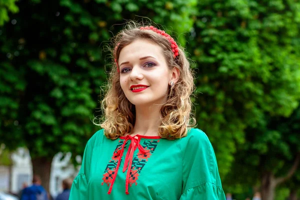 Uma Menina Roupas Tradicionais Ucranianas Desfile Vyshyvanok — Fotografia de Stock
