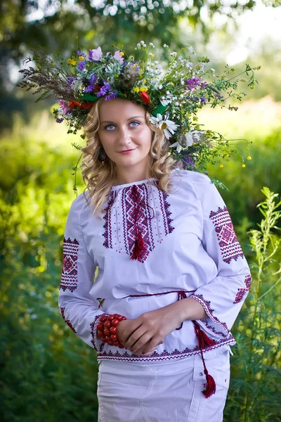 Bella Ragazza Nazionale Ucraina Camicia Ricamo Ghirlanda Fiori Selvatici Vacanza Foto Stock Royalty Free