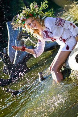 Güzel kız Ulusal Ukrayna nakış gömlek ve vahşi çiçek çelenk. Ivan Kupala Ukrayna'da tatil.