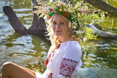 Güzel kız Ulusal Ukrayna nakış gömlek ve vahşi çiçek çelenk. Ivan Kupala Ukrayna'da tatil.