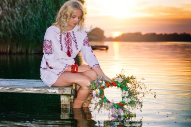 Güzel kız Ulusal Ukrayna nakış gömlek ve vahşi çiçek çelenk. Ivan Kupala Ukrayna'da tatil.